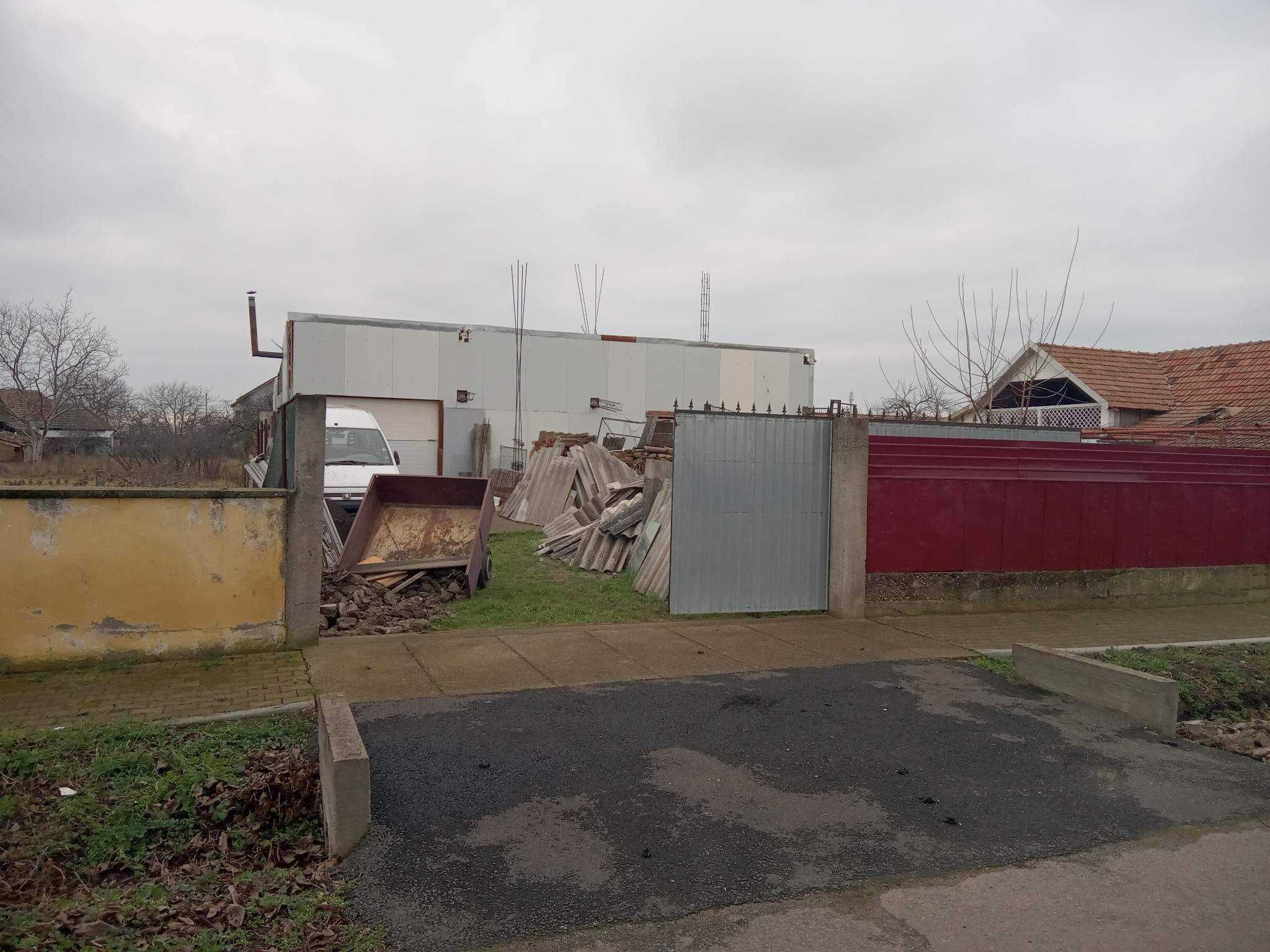 Casa de vanzare cu teren si atelier