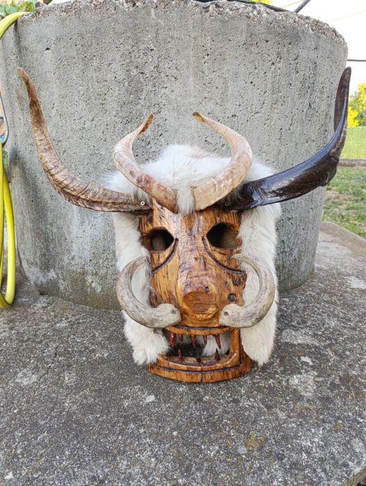 Продавам кукерска маска