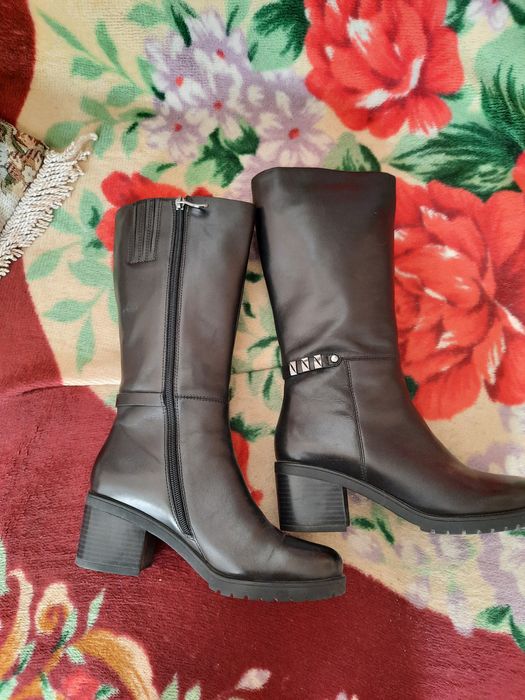 Продам женские сапоги кожаные.