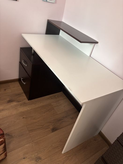 Ученическо бюро в два цвята - бяло и венге.