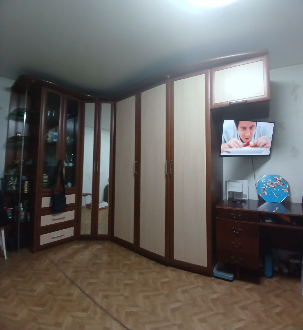 Продам шкаф сервант в отличном состоянии