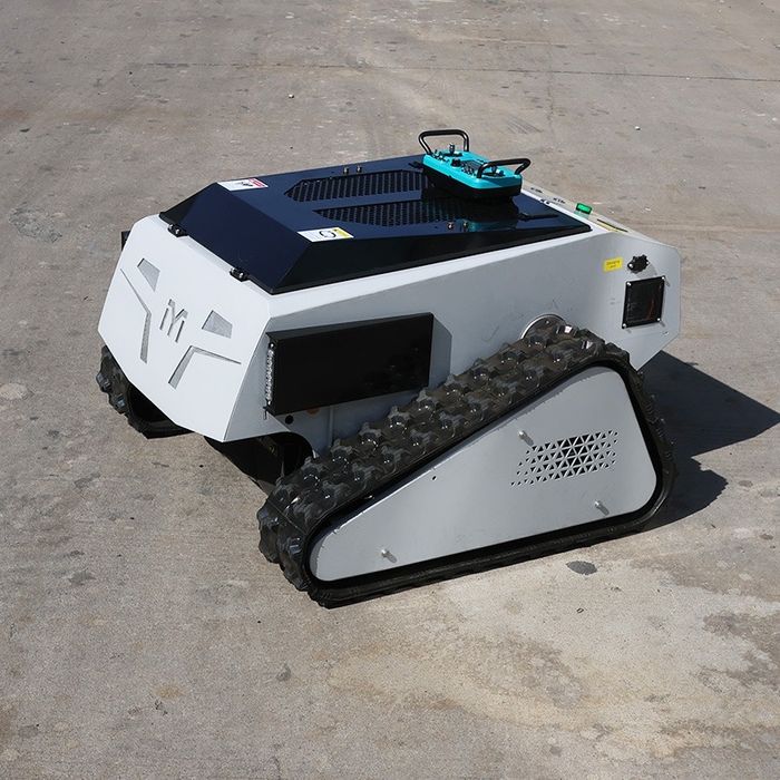Cositoare robot pe senile cu lama zapada