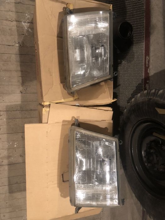 Продам оригинальные фары на Лэнд Крузер 100