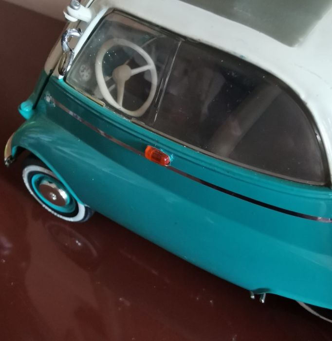 Количка 1955 BMW Isetta 250 и кемпер от Revell 1:18 рядко зелено издан