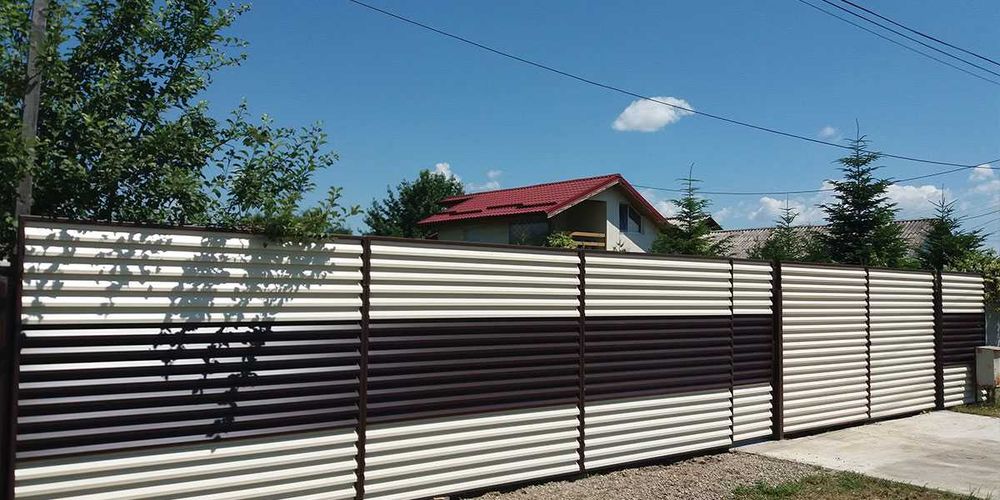 Garduri si porti din panou stil jaluzele si alte modele disponibile