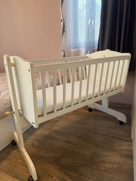 Бяла бебешка люлка за сън