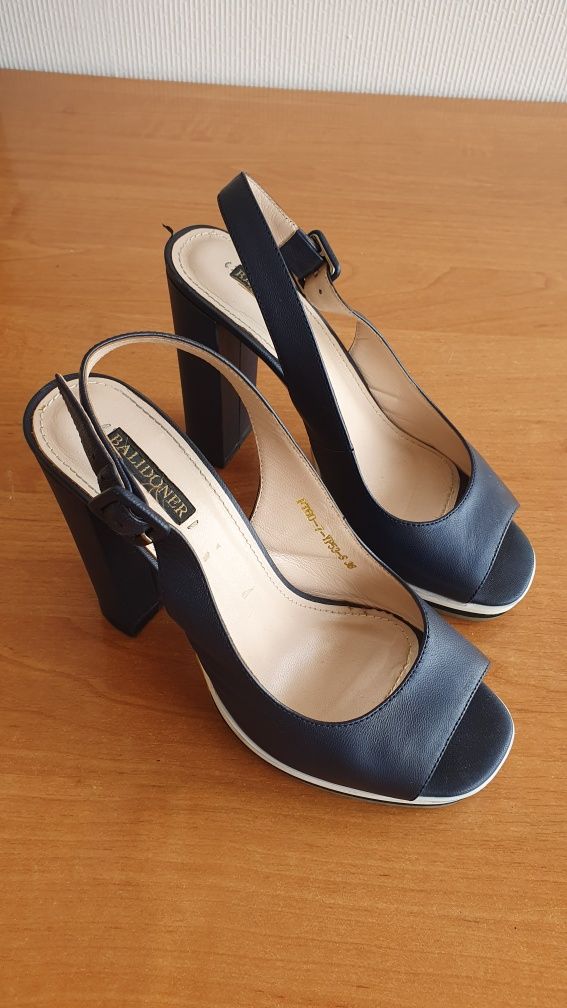 Продам туфли  женские размер  36-37