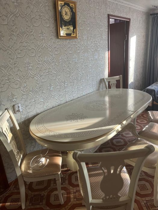 Стол со стульями