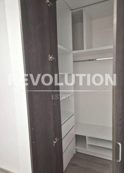 Тристаен апартамент в района на Колхозен Пазар!