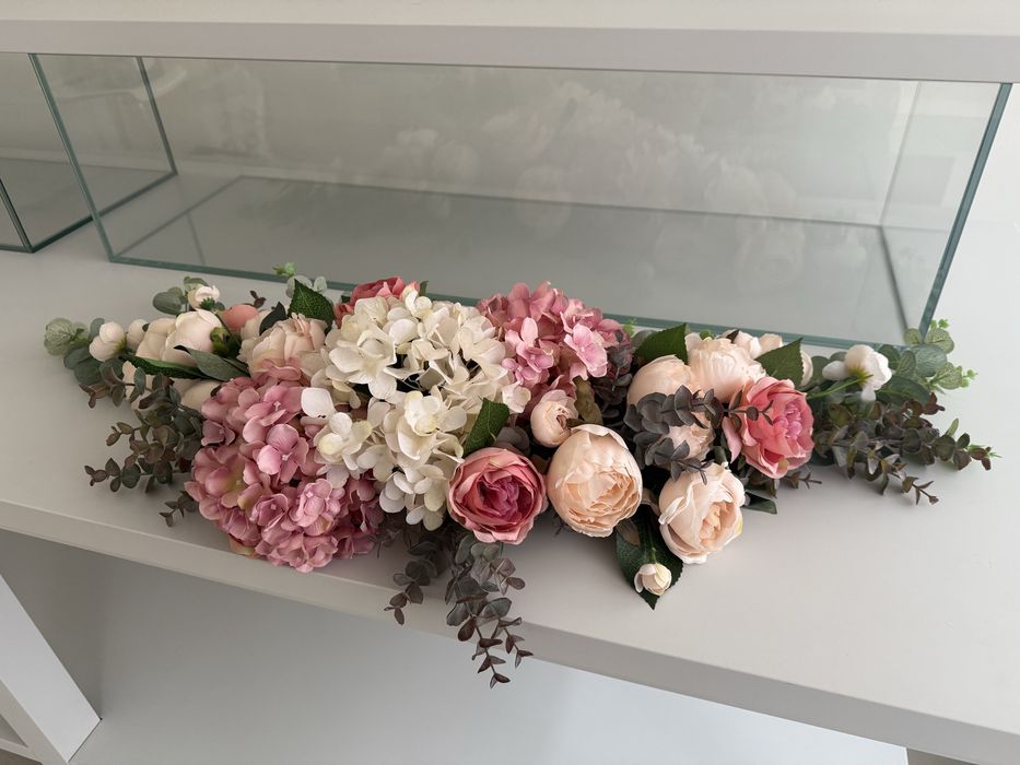 Аранжировка за сватбена маса от изкуствени цветя