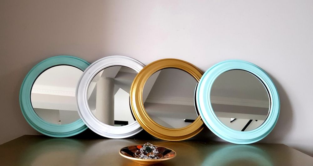 Oglindă veche cu ramă din lemn masiv