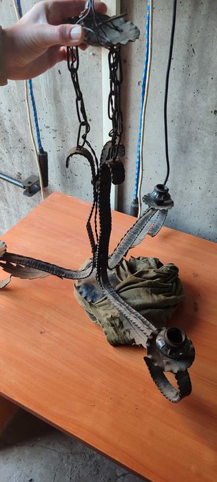 Продавам два броя полюлеи от ковано желязо.