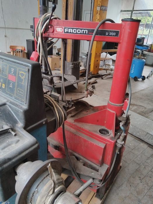 Трифазни машини за монтаж и демонтаж на гуми