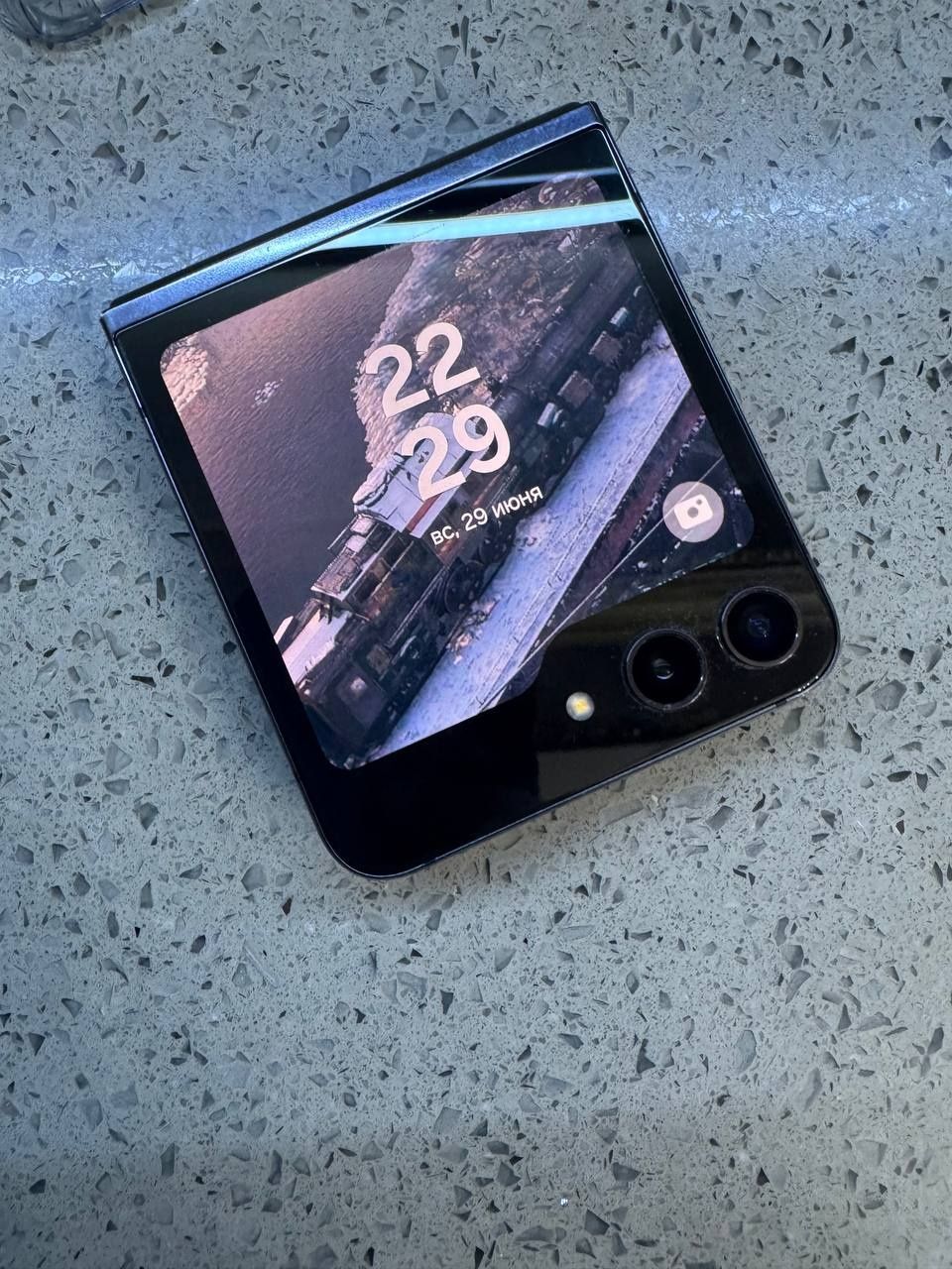 Samsung flip 5 512 gb в хорошем состоянии