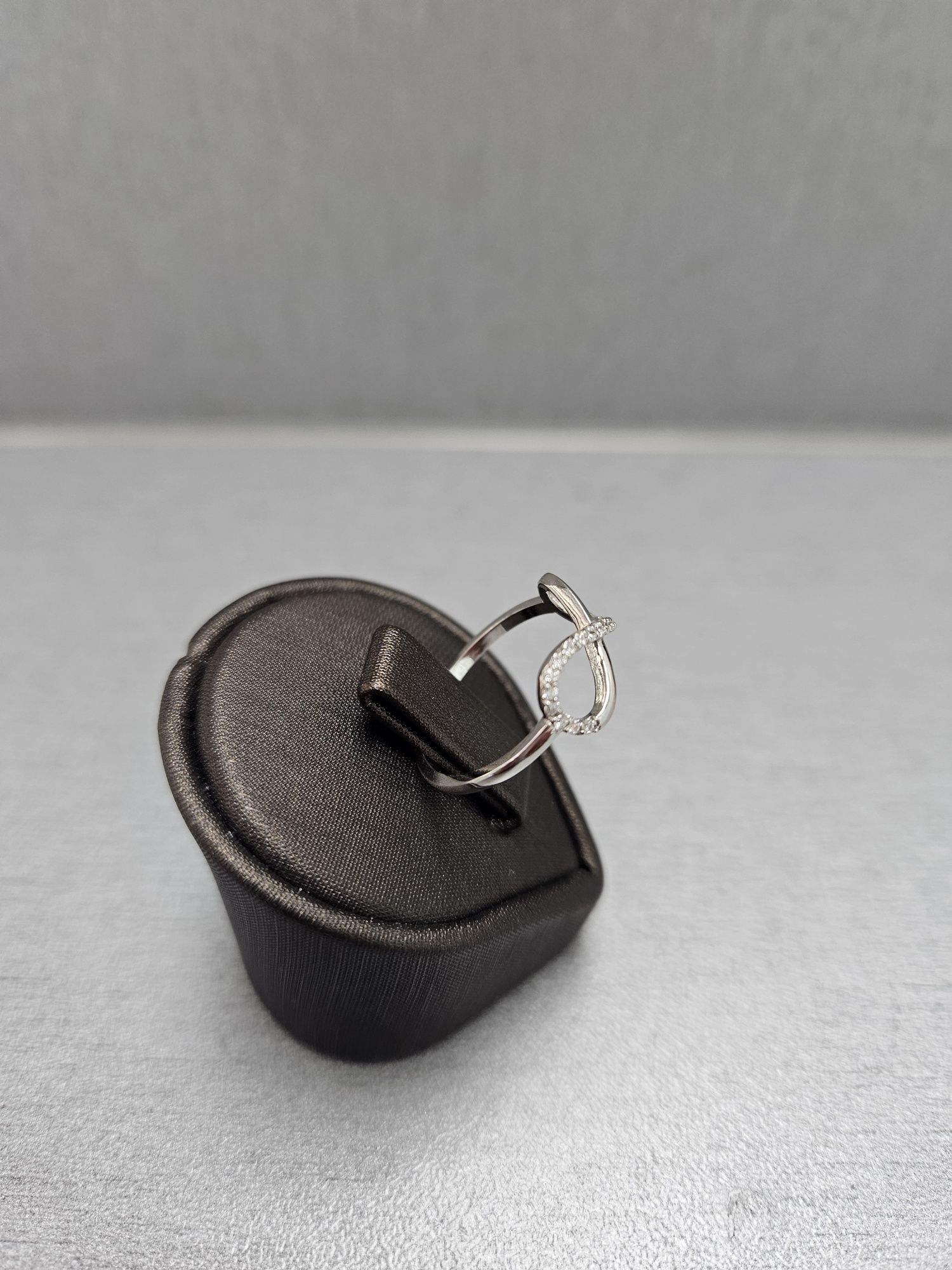 Златен, нов, пръстен 1,71гр./14к. с диаманти 0.20ct