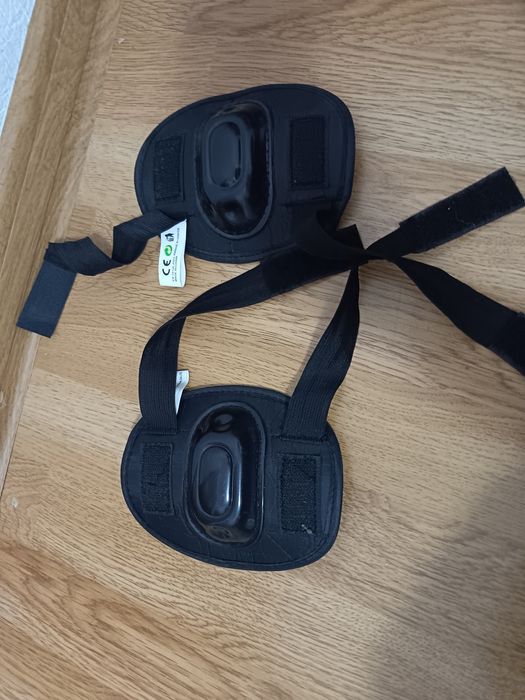 Vând casca, cotiere și genunchiere