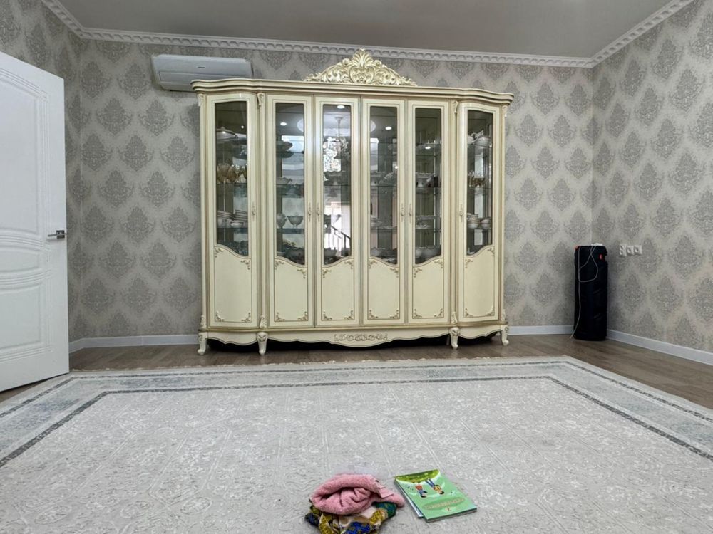 Диван,стол с 12 стулями,сервант