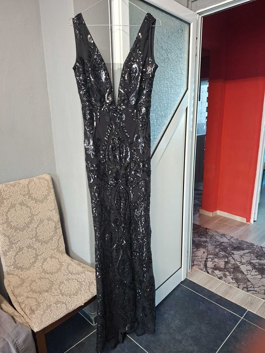 Продавам нови рокли Л размер блестящи хубави рокли 200 лева