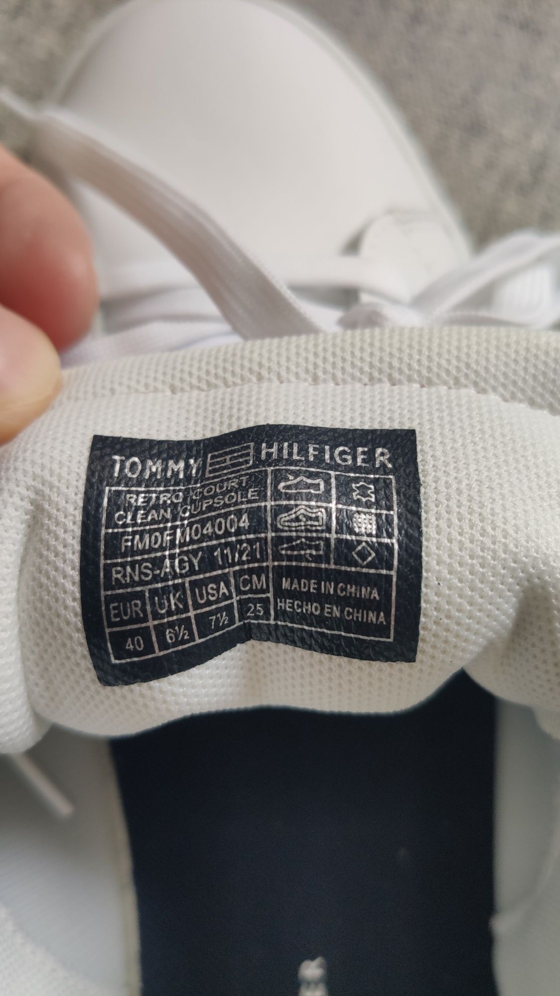 Продавам чисто нови кецове Tommy Hilfiger 40 номер