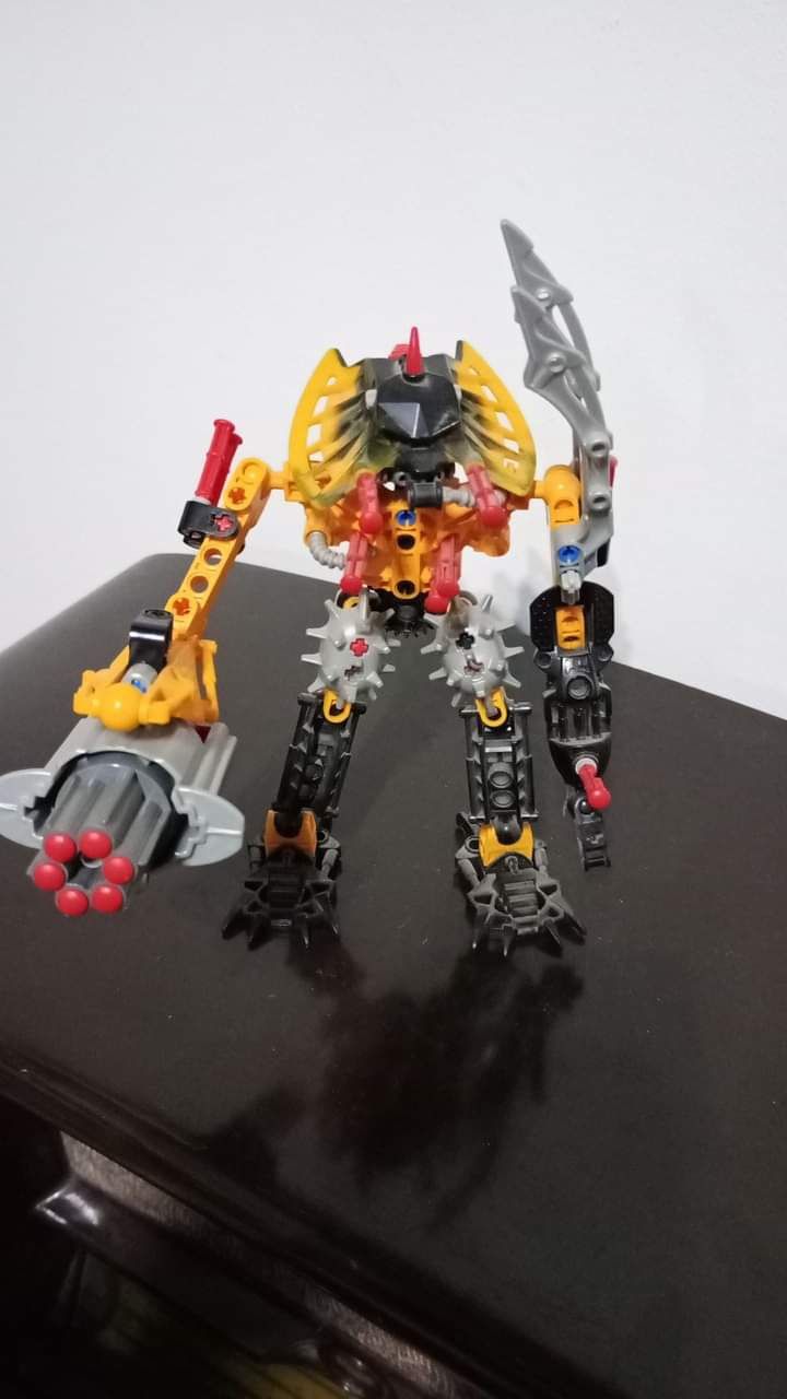 Vând lot lego bionicle 300 de lei