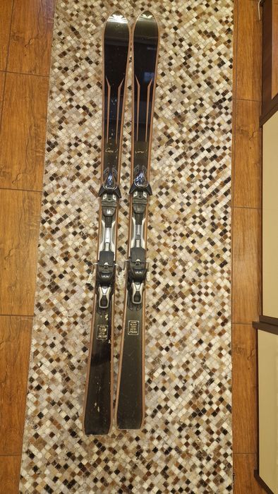 Schiuri Volant Pure Black 174 cm