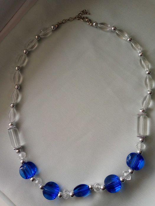 Новое ожерелье и белая шкатулка.Цена за все 50 тысяч сумов