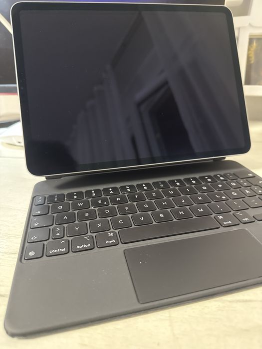 Ipad Pro 11 4th gen M2 128Gb wi-fi + husa cu tastatura cadou