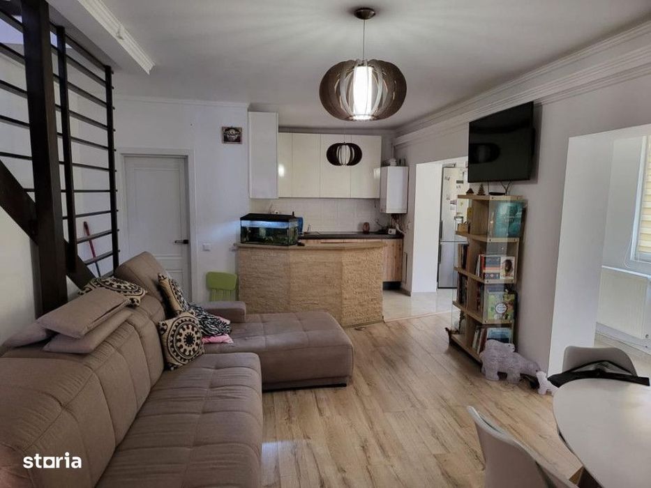 De inchiriat - Apartament 4 camere cu curte comuna, Floresti, 90 mp.