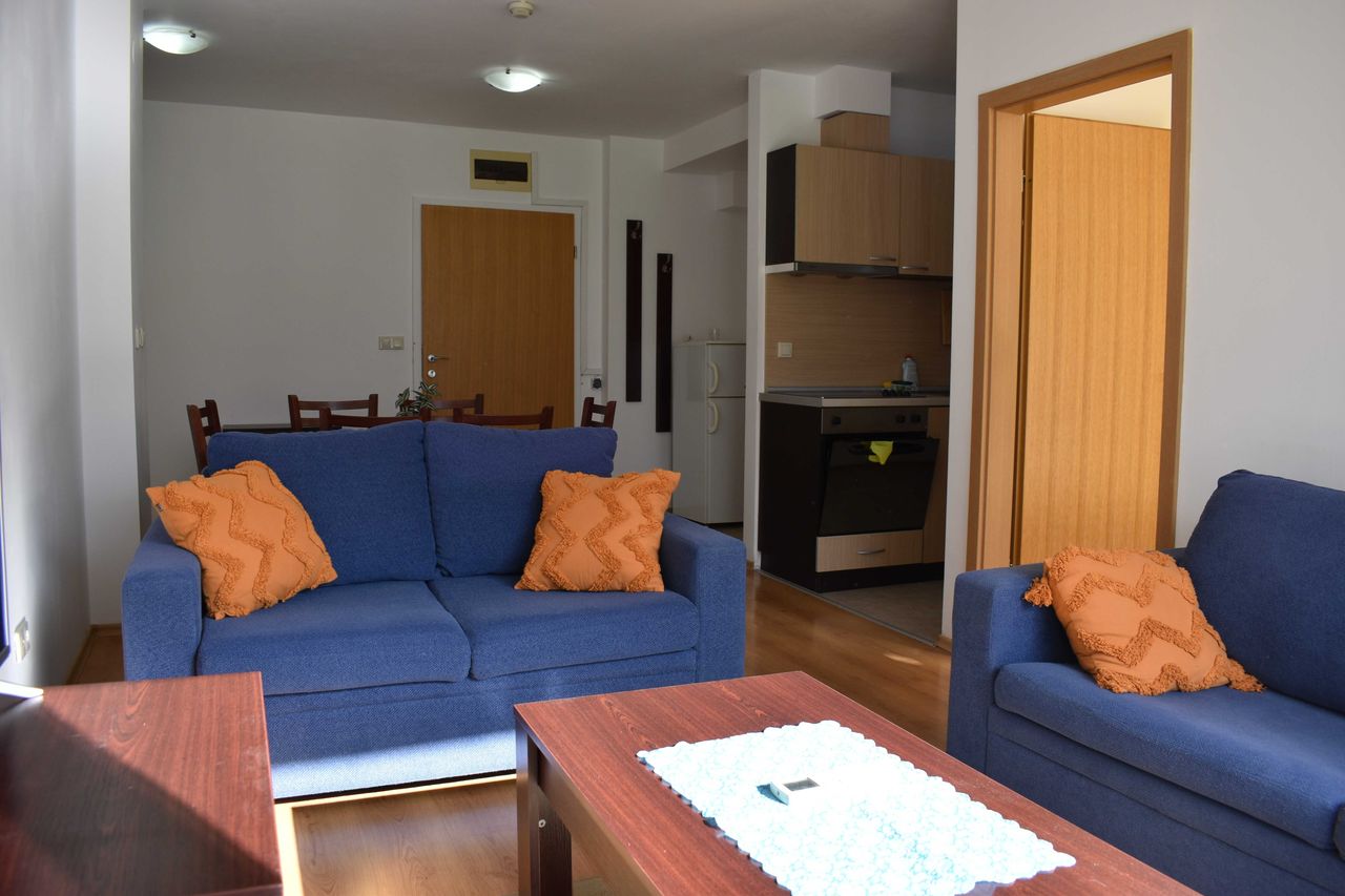 Дава се под наем Тристаен апартамент в Банско - 102 кв.м за 500 € - Снимка #1