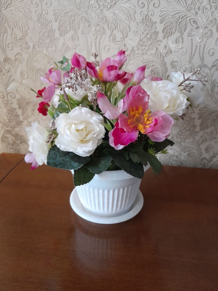 Композиция из искусственных цветов