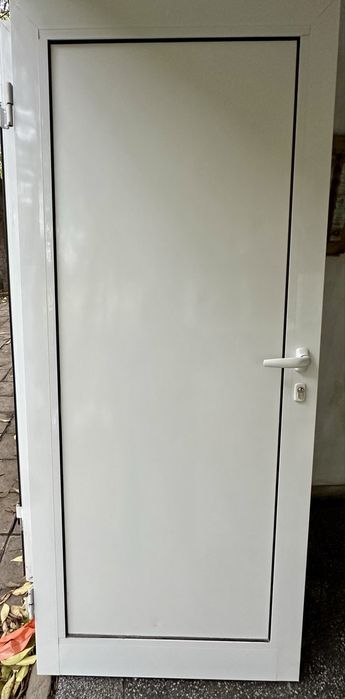 Продавам 4бр алуминиеви врати без каси