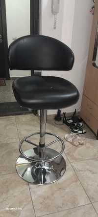 Vând scaun rotativ pentru bar sau frizerie.