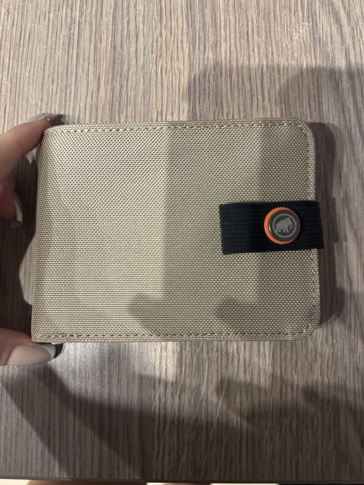 бежово портмоне Mammut