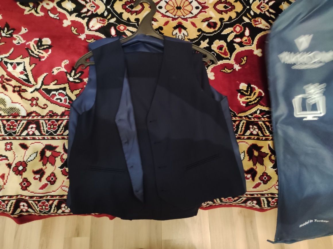 костюм тройка пиджак, брюки, желетка,срочно, размер 42-44