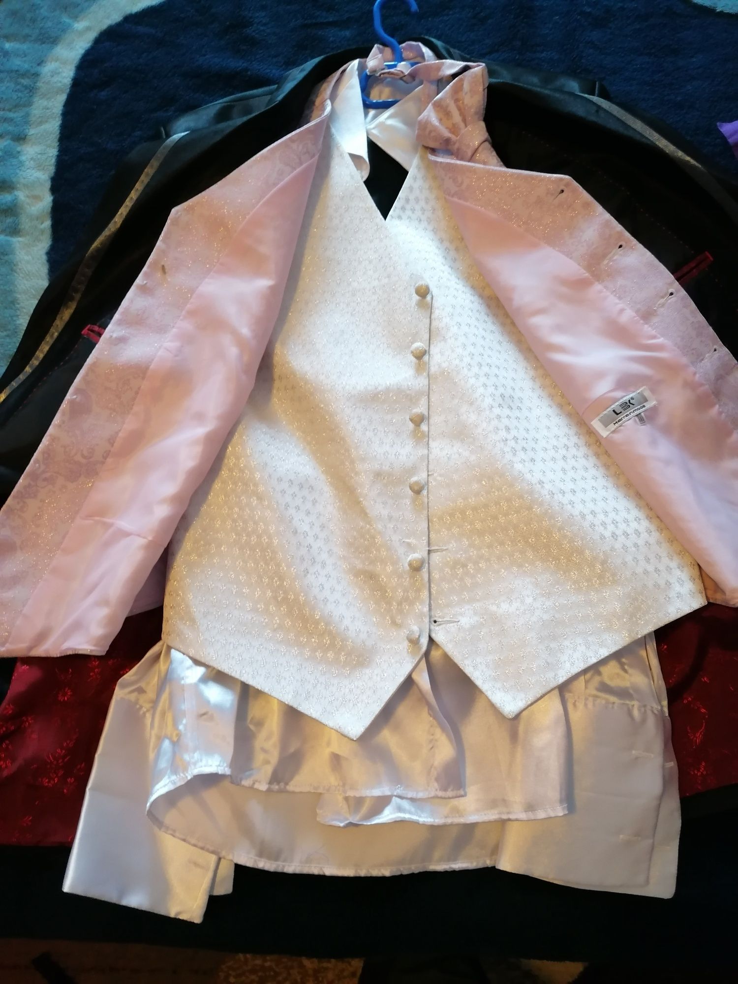 Vînd 2 costume și costum mire și 4geci pile