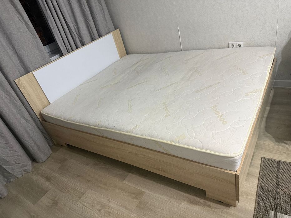 Кровать бу. С матрасом. Размер 200/180