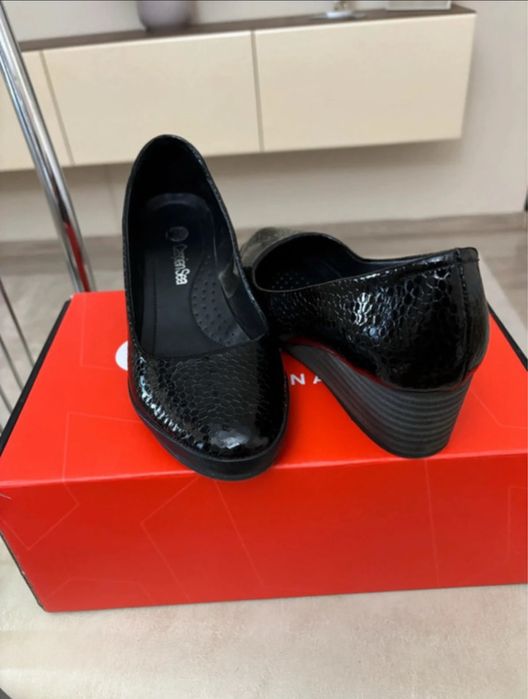 Pantofi din piele naturala lacuita, marime 36