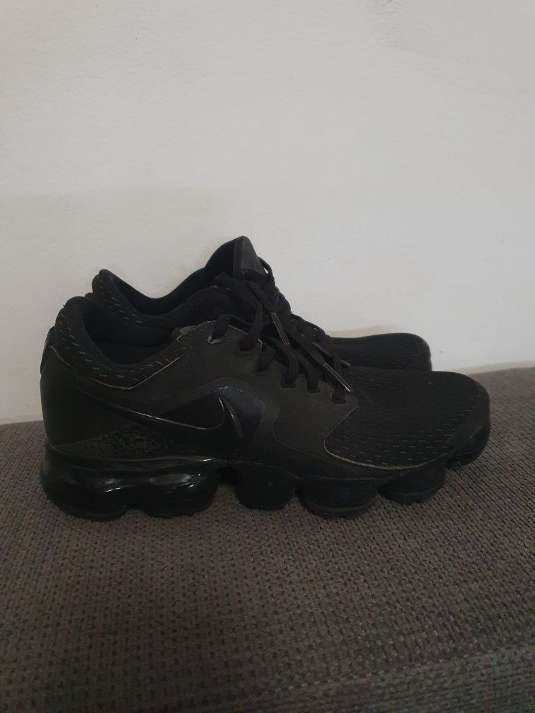 Vând adidași Nike Air VaporMax