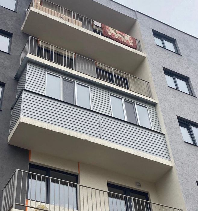 ремонт балкона, обшивка, утепление. Пластиковые окна