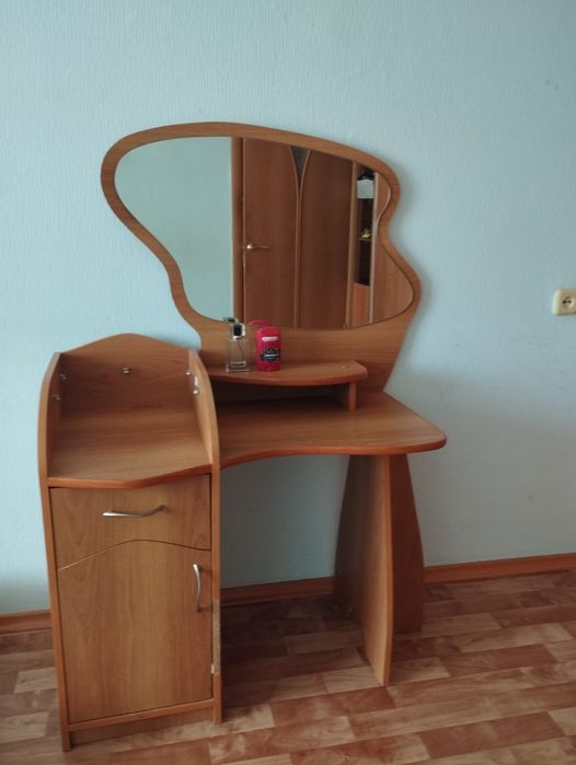 Дамский столик с зеркалом