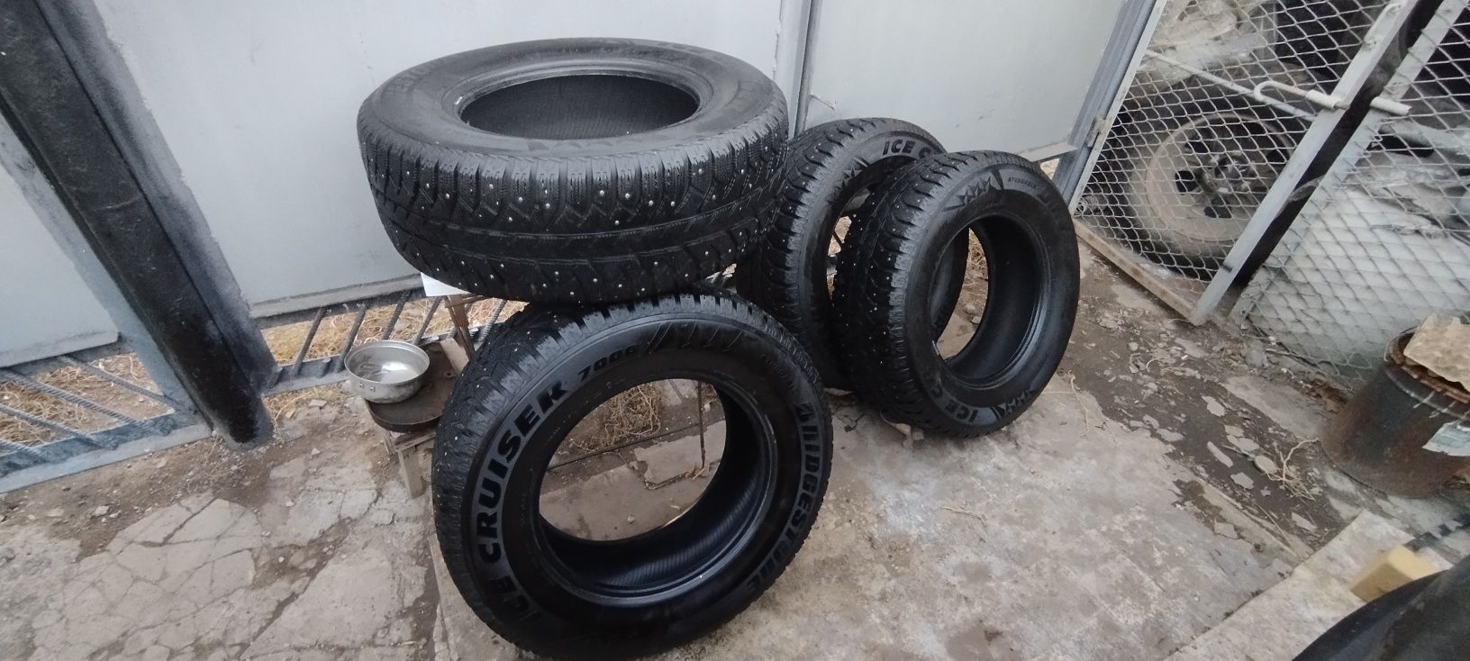 Продам зимние шины  Bridgestone 265/65/17