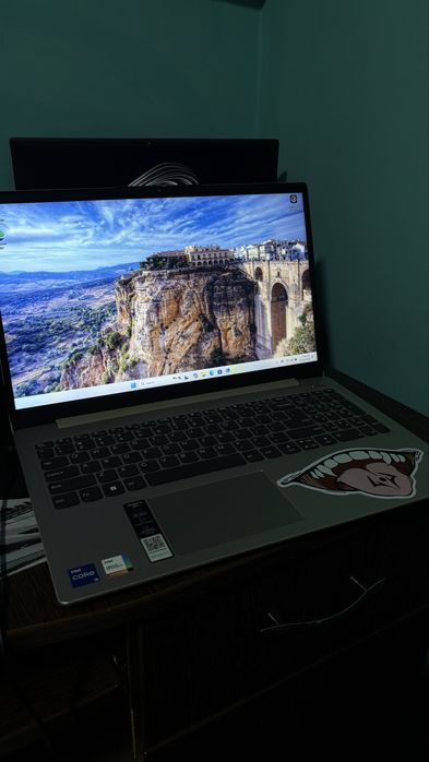 Vând Laptop IdeaPad3