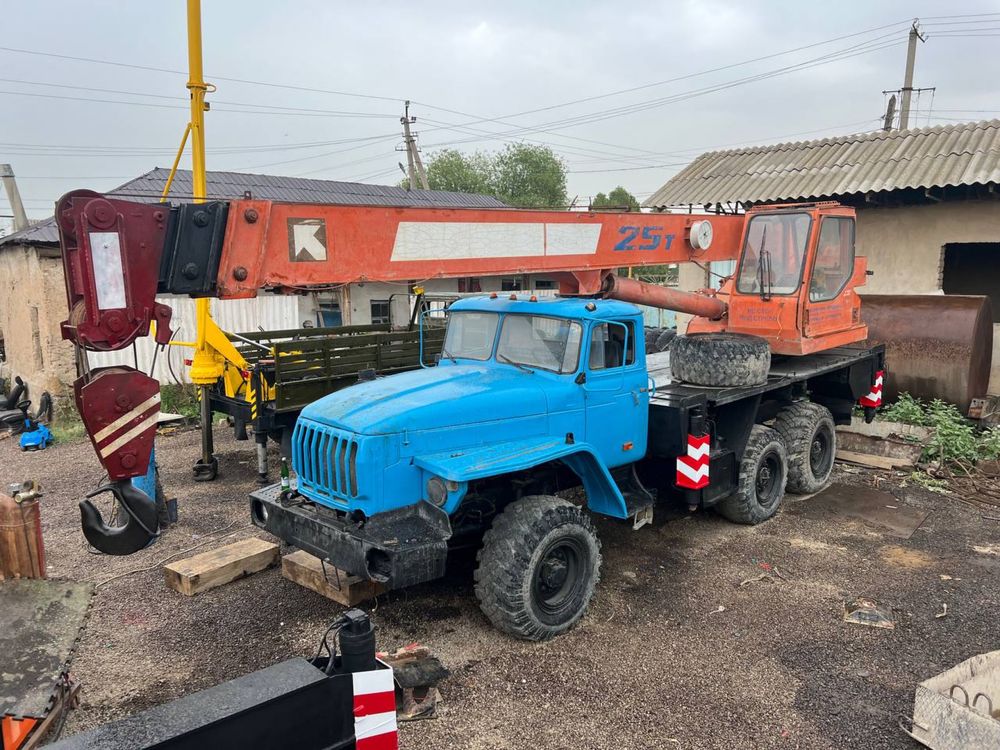Ural kran vezdixod 25t avtokran