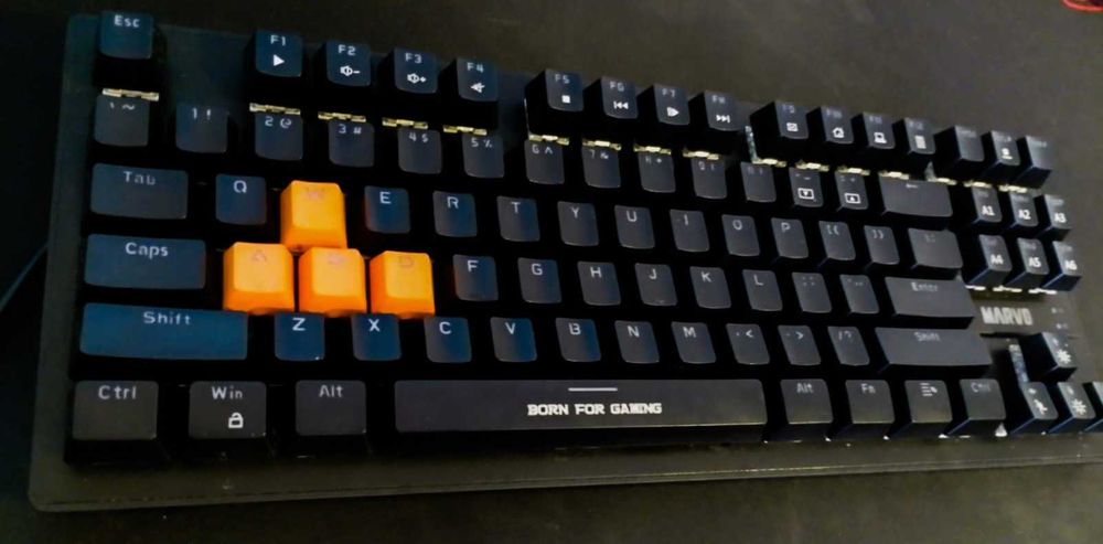 Tastatură mecanică cu RGB și switch-uri Blue