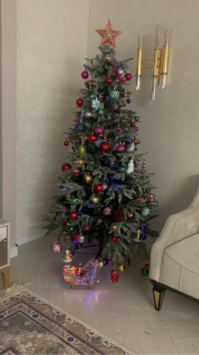 Продам елку с игрушками снежная