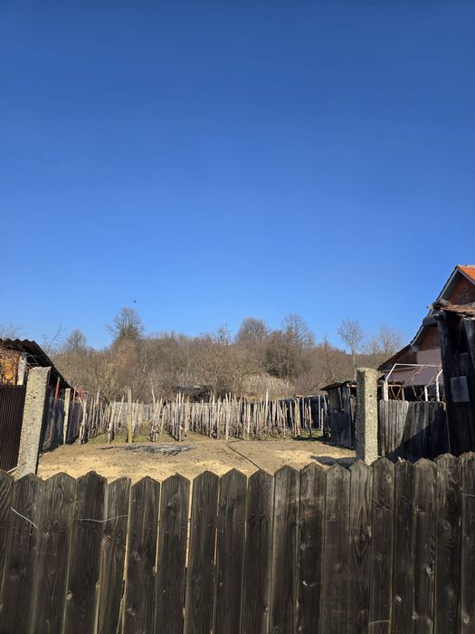 Casă tradițională de vânzare – cu prispă și teren generos de 680 m²
