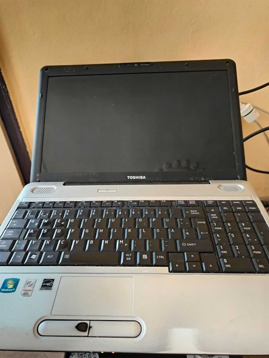 3 работещи лаптопа с 1 зарядно