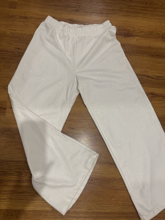 Бял анцуг с блестящи частици