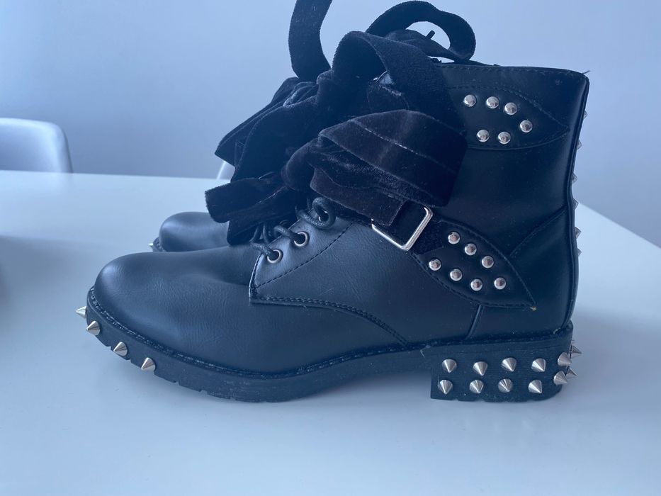 Дамски боти с капси 38