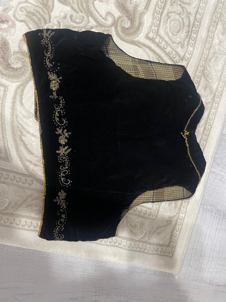 Vand veata  , ilic cu fir metalic , costum popular